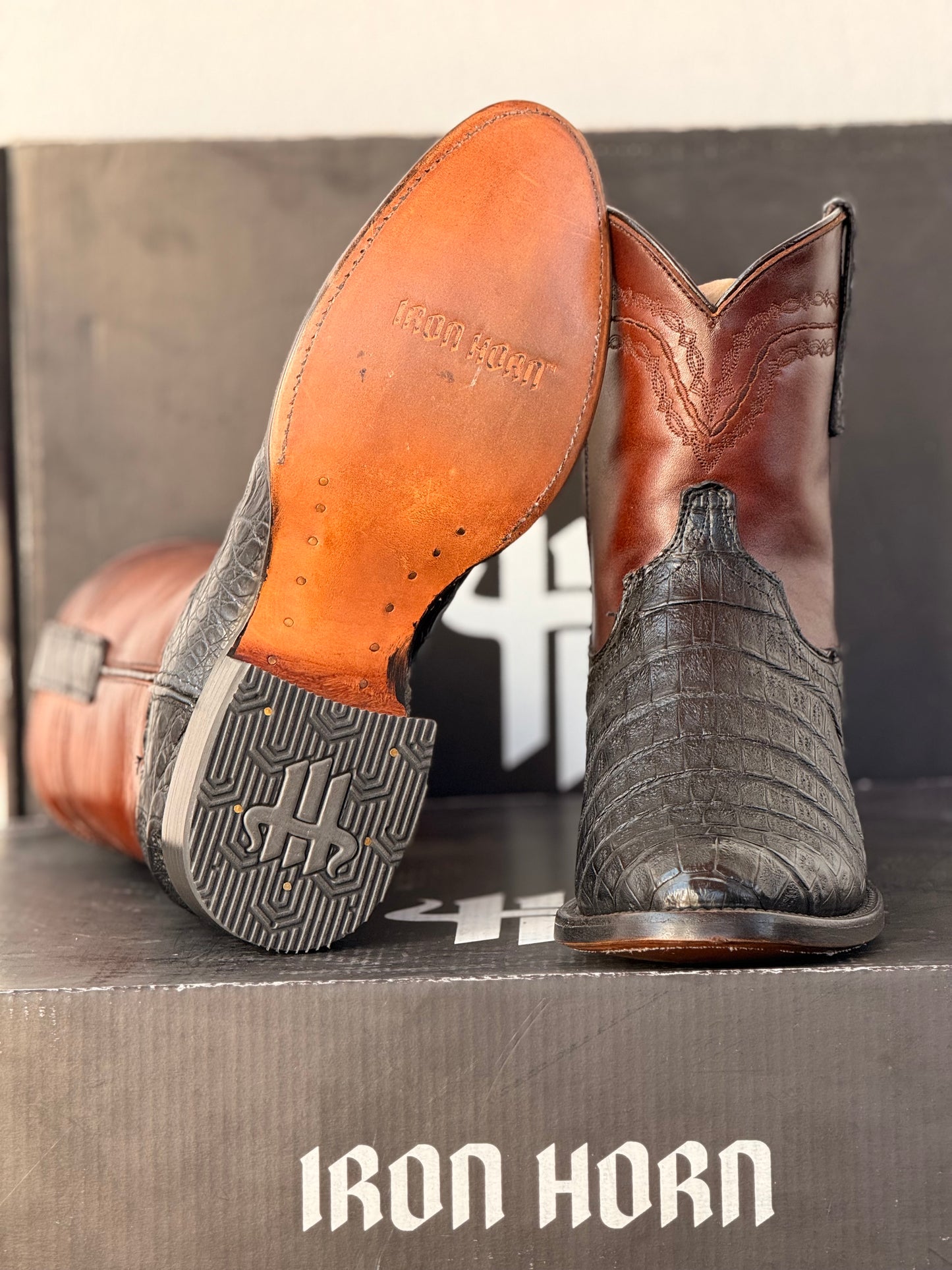 BOTIN IH PIEL GENUINA COCODRILO BELI NEGRO / CAFE