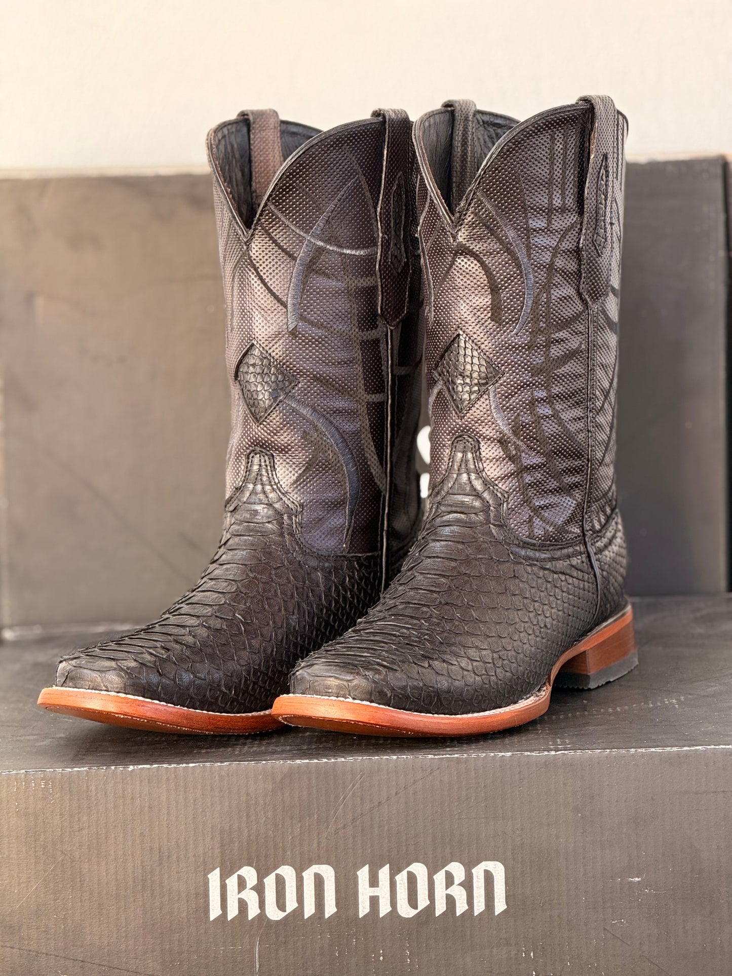 BOTA RODEO IH PIEL GENUINA NEGRO PITHON