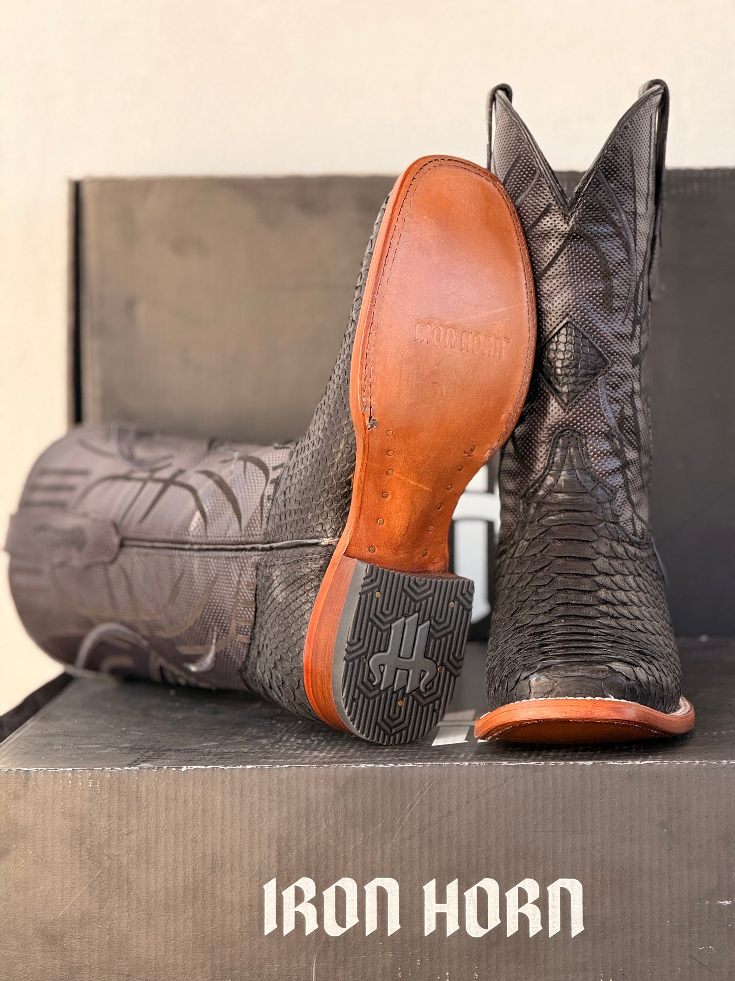 BOTA RODEO IH PIEL GENUINA NEGRO PITHON