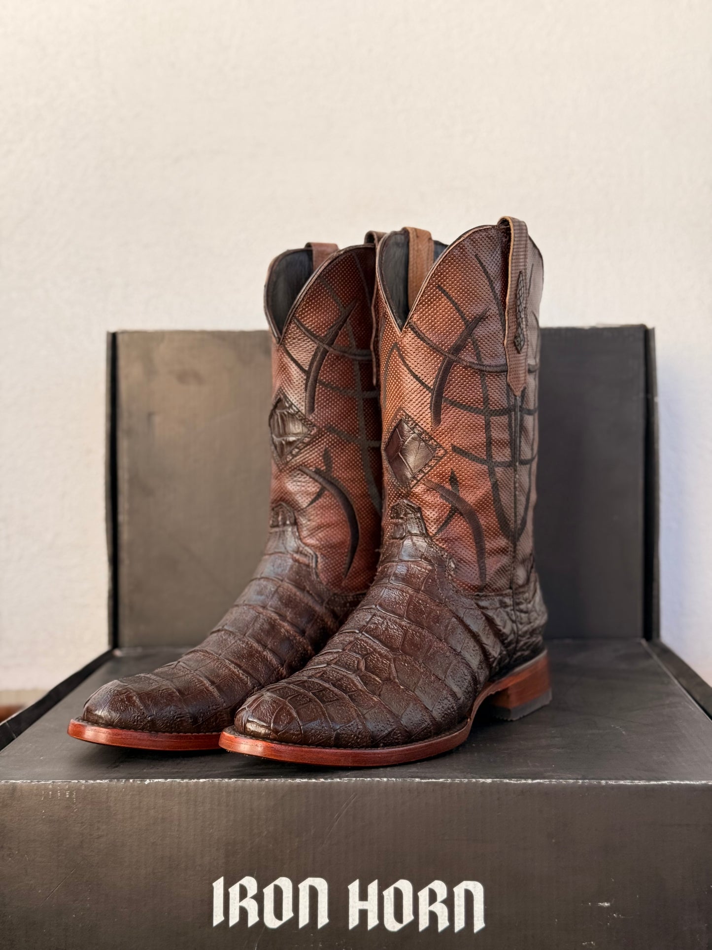 BOTA RODEO  IH PIEL GENUINA  COCODRILO BELI VAQUETA TABACO