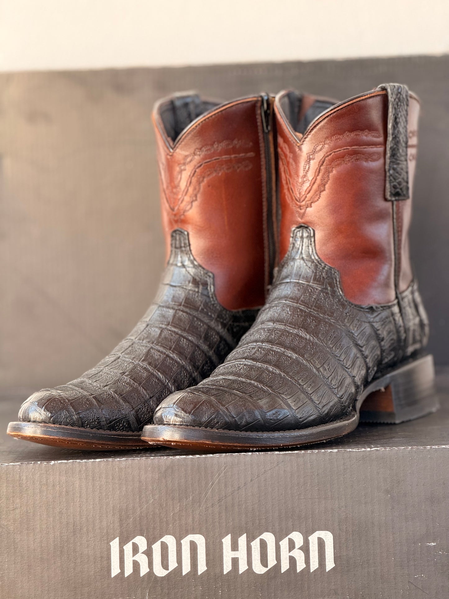 BOTIN  IH PIEL GENUINA COCODRILO BELI NEGRO / CAFE