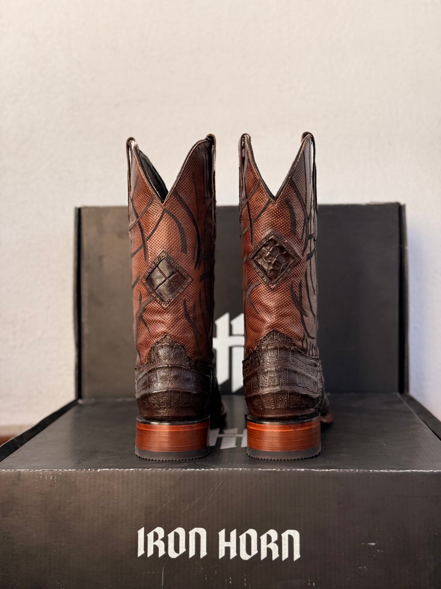 BOTA RODEO  IH PIEL GENUINA  COCODRILO BELI VAQUETA TABACO