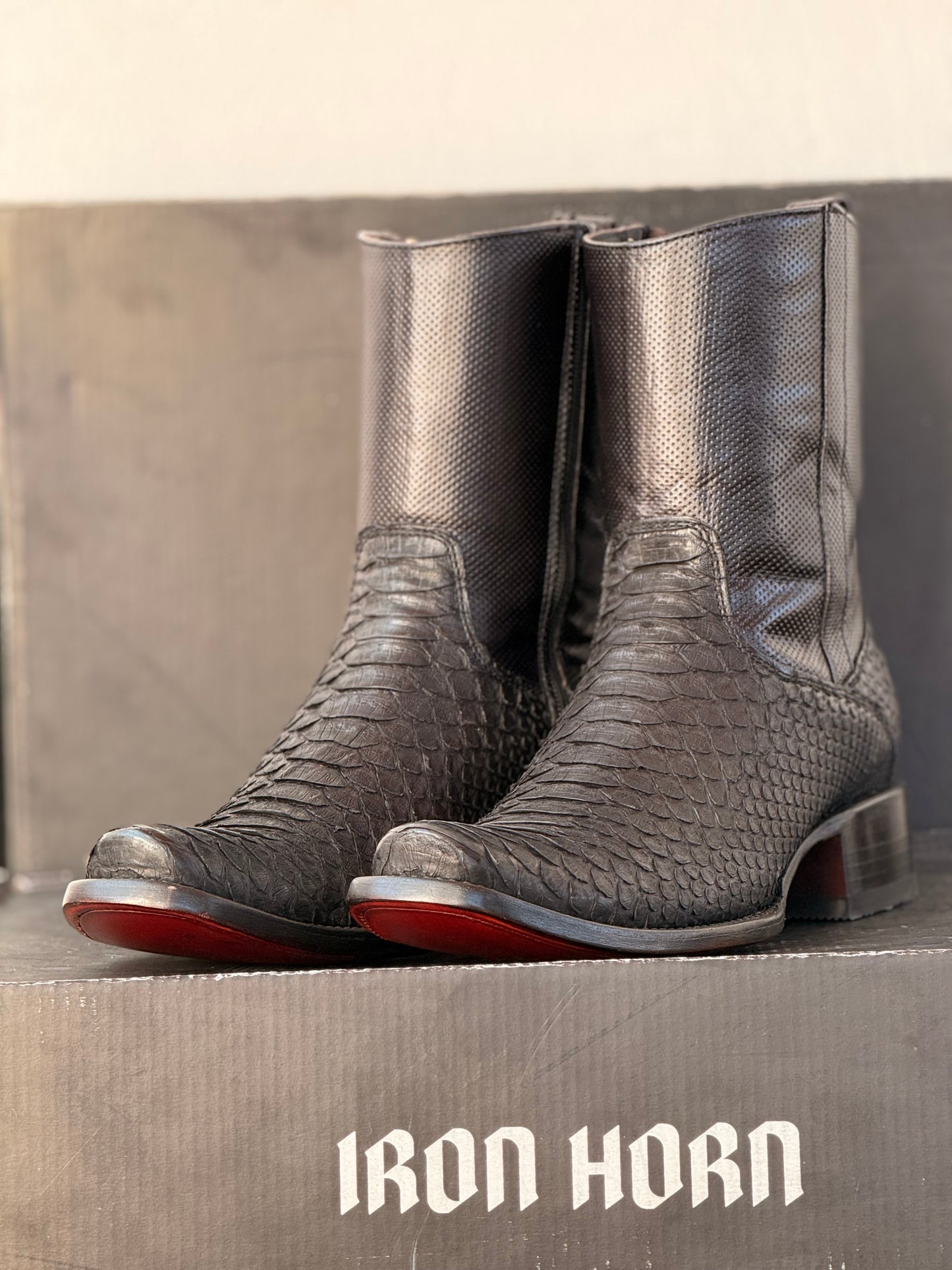 BOTIN CASUAL IH PIEL GENUINA NEGRO PITHON