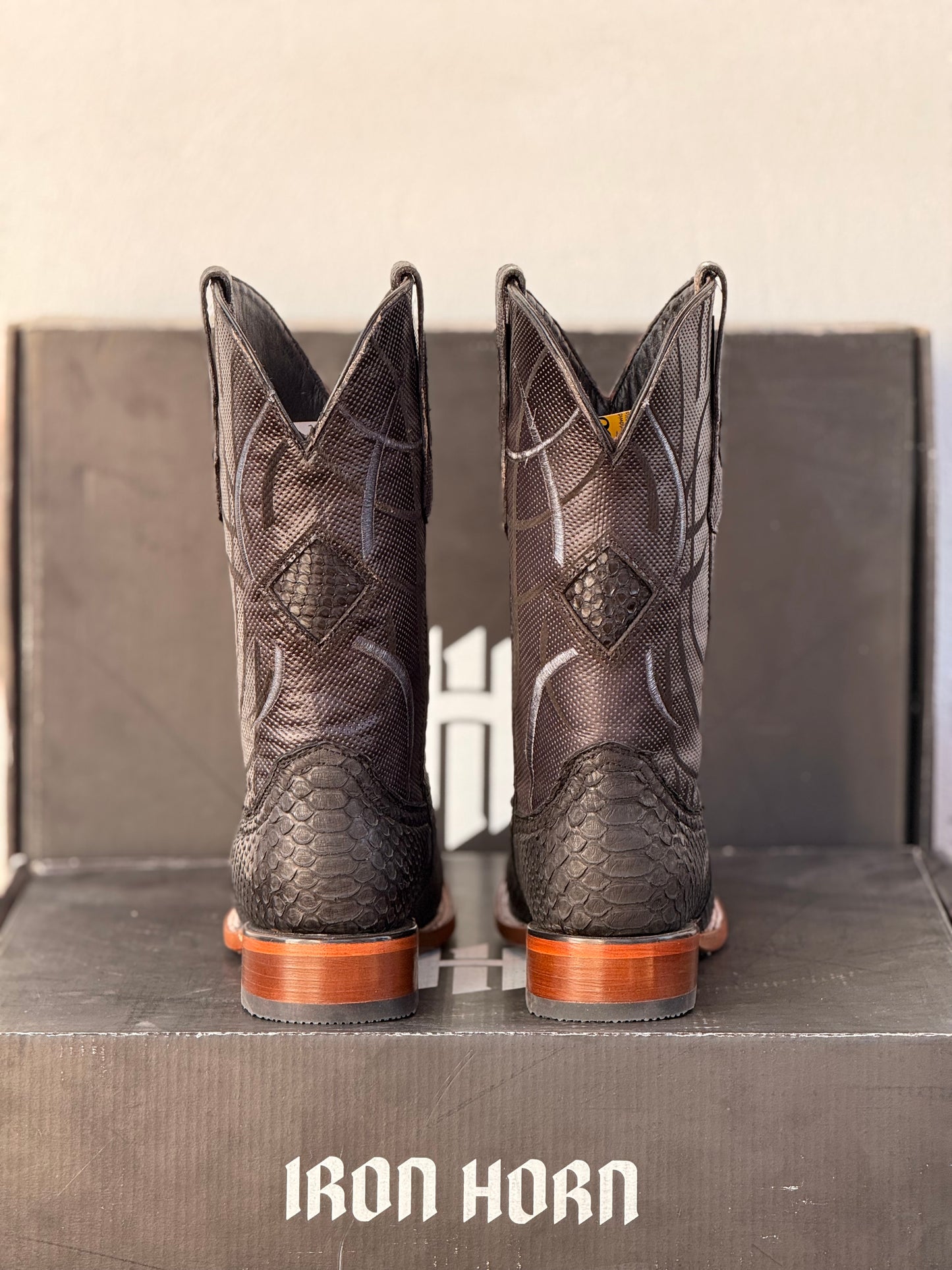 BOTA RODEO IH PIEL GENUINA NEGRO PITHON